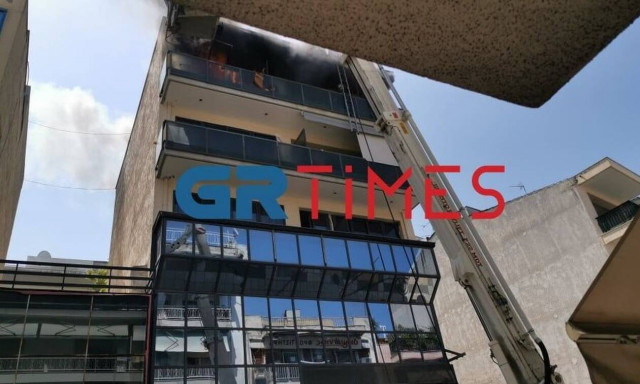 Καλαμαριά: Εκρήξεις και φωτιά σε διαμέρισμα πολυκατοικίας