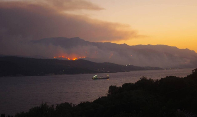 Φωτιά: Σε πύρινο κλοιό η Σάμος - Ολονύχτιες μάχες των πυροσβεστών σε Κοκκάρι και Μυτιληνιούς
