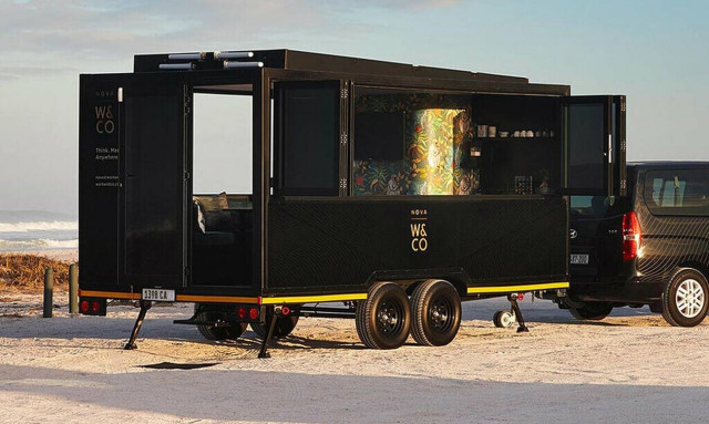 Ποιος είπε ότι δεν μπορείς να πάρεις το γραφείο στη θάλασσα;