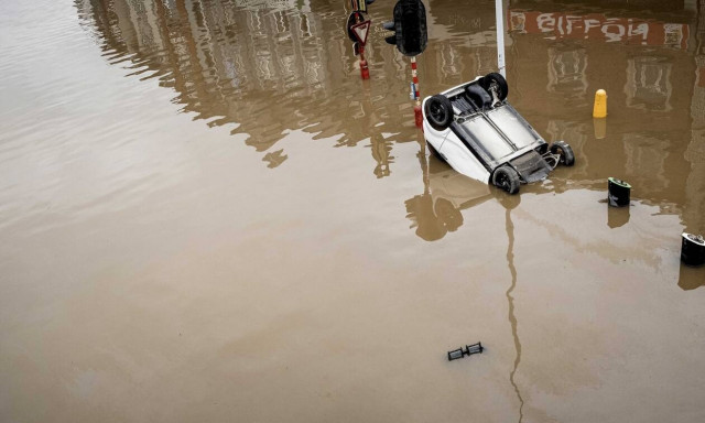 Bέλγιο: Πλημμυρισμένο σπίτι καταρρέει την ώρα που δίνει συνέντευξη ο δήμαρχος της πόλης (vid)