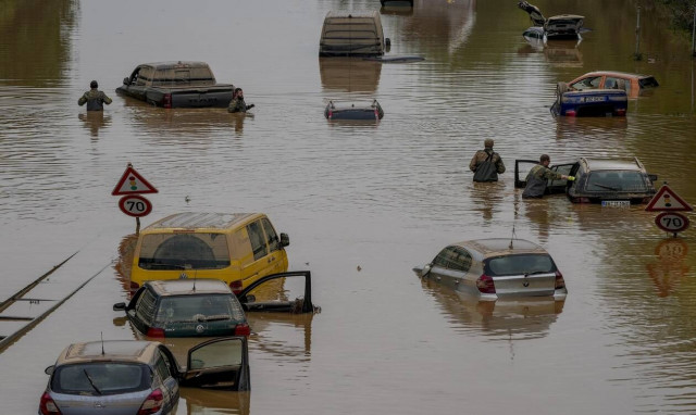 Ολλανδία: Τα πλημμυρισμένα ποτάμια απειλούν κατοικημένες περιοχές