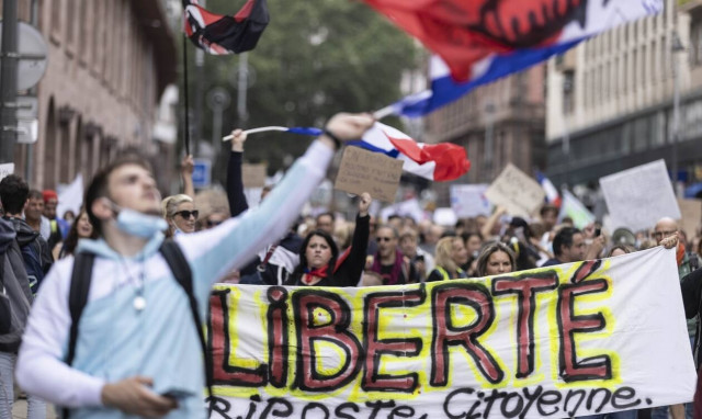Γαλλία: Διαδηλώσεις κατά του εμβολιασμού και του υγειονομικού πάσου