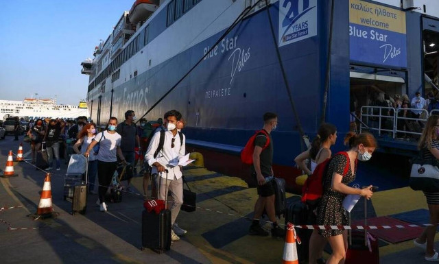 Ταξίδι με πλοίο: Μεγάλες ουρές στο λιμάνι του Πειραιά - Ποια είναι τα απαιτούμενα πιστοποιητικά