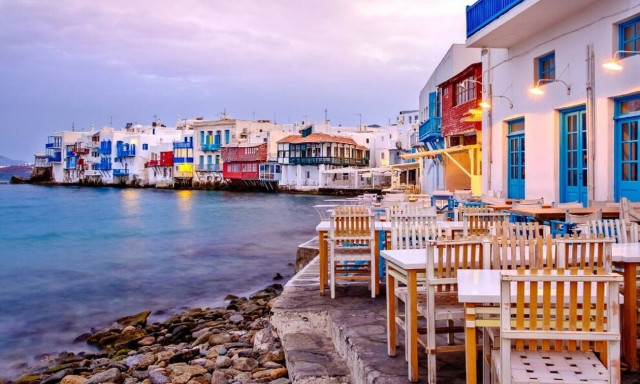 Μύκονος: Εξοργισμένοι οι επαγγελματίες του νησιού – «Ο Χαρδαλιάς διαψεύδει τον ίδιο τον πρωθυπουργό»