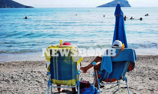 Δεν πέφτει καρφίτσα στις παραλίες της Αττικής - Από νωρίς στη θάλασσα για ανάσες δροσιάς