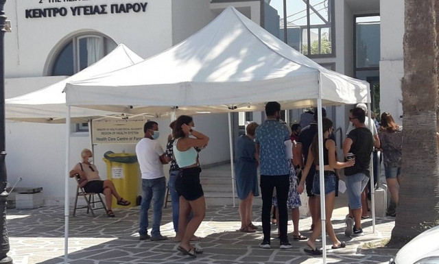 Πάρος – Κορονοϊός: Ουρές για το εμβόλιο – Μεγάλη ανησυχία μετά την «εκτόξευση» των κρουσμάτων