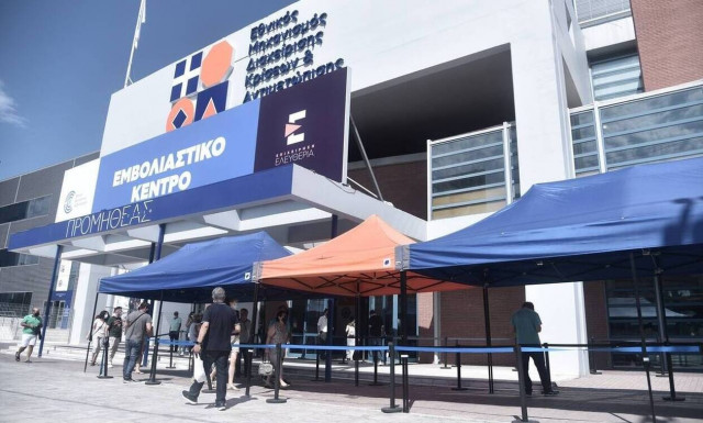 Υποχρεωτικός εμβολιασμός: Τι προβλέπεται για όσους δεν εμβολιαστούν - Τι θα γίνει με τον μισθό