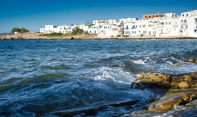 Koρονοϊός - Πάρος: Έξι 18χρονοι θετικοί στον ιό περίμεναν βοήθεια επί ώρες σε υπαίθριο πάρκιγνκ