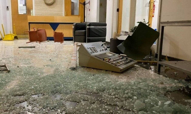 Κύπρος: Επίθεση στο Προεδρικό Μέγαρο και τον τηλεοπτικό σταθμό Σίγμα - Αναψαν φωτιές, κάηκαν οχήματα