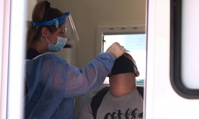 Κρούσματα σήμερα: 610 νέες μολύνσεις στην Αττική, 206 στην Κρήτη και 112 στη Θεσσαλονίκη