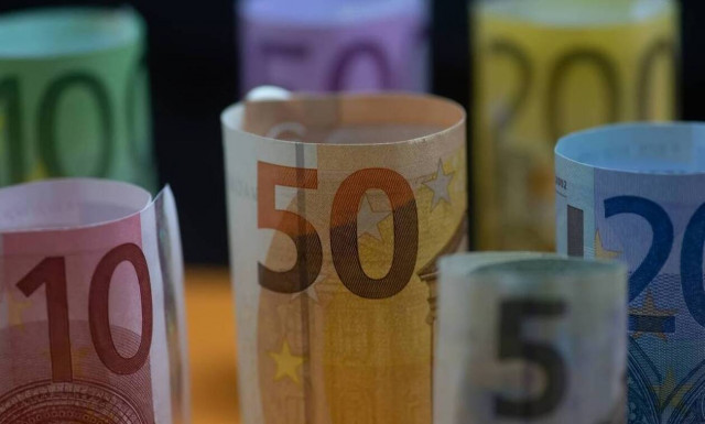 «Μπαράζ» πληρωμών μέσα στην εβδομάδα: Χιλιάδες δικαιούχοι επιδομάτων πάνε ταμείο