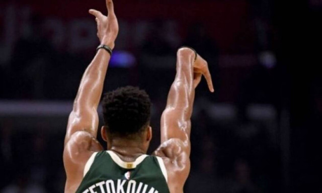 Αντετοκούνμπο: Φίλαθλος των Σανς μετρούσε με εκατοσταδόλαρα το χρόνο στις βολές του! (vid)