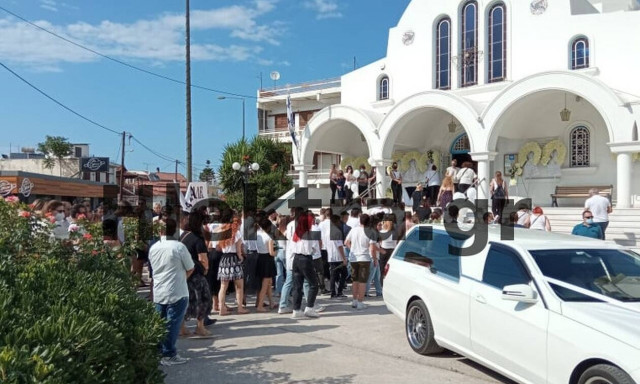 Έγκλημα στη Φολέγανδρο: Ράγισαν καρδιές στη κηδεία της Γαρυφαλλιάς