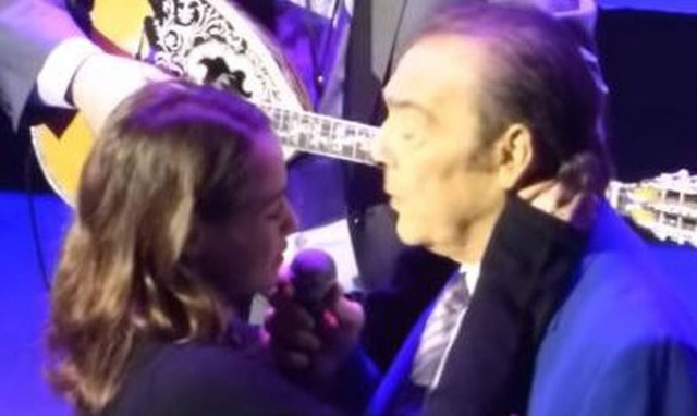 Τόλης Βοσκόπουλος: Η συγκινητική στιγμή που τραγουδά στην κόρη του (vid)