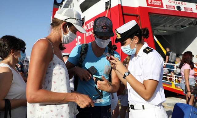 Τουρίστες στο λιμάνι του Πειραιά