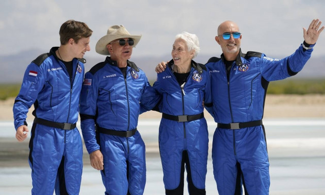 Ο Τζεφ Μπέζος έγραψε ιστορία στο διάστημα - «Άναυδος» από την «ομορφιά και ευθραυστότητα» της Γης