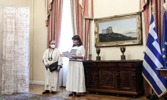 Παράδοση του «Ταμείου Μνήμης», που κέντησαν 200 Θρακιώτισσες, στην ΠτΔ