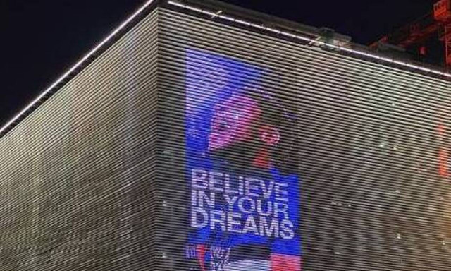 Ο Γιάννης Αντετοκούνμπο στην Στέγη Ιδρύματος Ωνάση – Η εντυπωσιακή προβολή στο κτήριο της Συγγρού