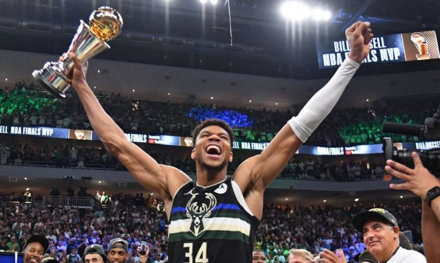 Γιάννης Αντετοκούνμπο: Ο μυθικός διάλογος με τον Θανάση μετά το τέλος του αγώνα (video)