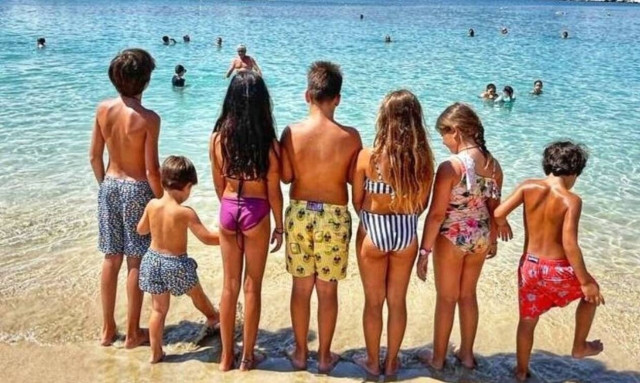 Η Ντόρα Μπακογιάννη πήγε για μπάνιο στο Μαράθι με τα 7 εγγόνια της