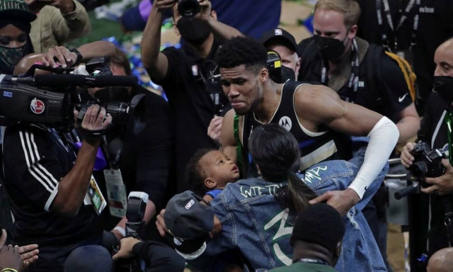 Γιάννης Αντετοκούνμπο: Η αγκαλιά στη μητέρα του και στη σύντροφό του μετά το πρωτάθλημα