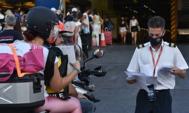 Αυξημένη η κίνηση στο λιμάνι του Πειραιά - Ποια έγγραφα πρέπει να έχετε στα ταξίδια με πλοίο