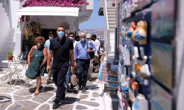 Το διπλό μήνυμα Τσίπρα από τη Μύκονο: Τα νησιά μας είναι ασφαλείς προορισμοί