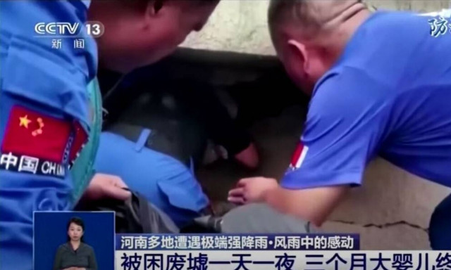 Kίνα πλημμύρες: Mητέρα σώζει το μωρό της απο τη θεομηνία και ξεψυχάει