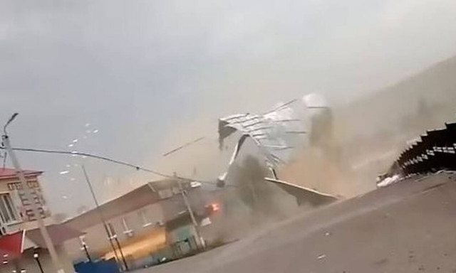 Ρωσία: Η τρομακτική στιγμή που οροφή κτηρίου πέφτει πάνω σε 14χρονη – Χαροπαλεύει το παιδί