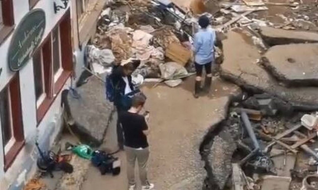 Γερμανία: Ρεπόρτερ σε πλημμυρισμένη περιοχή «συνελήφθη» να αλείφεται με λάσπες πριν βγει στον αέρα