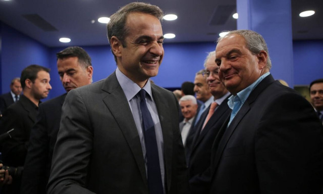 Εσωκομματικό «χτύπημα» από έξι «καραμανλικούς» της ΝΔ – Ποιοι υπογράφουν