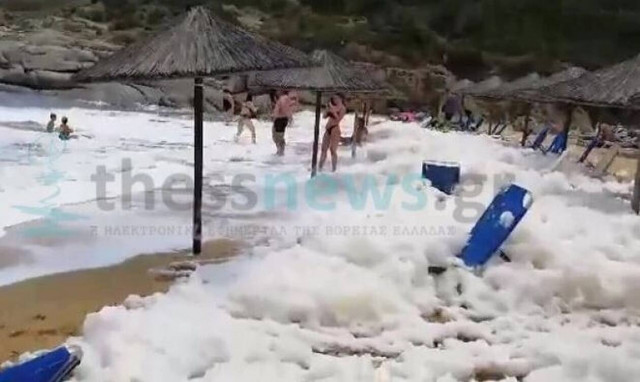 Γέμισε «αφρούς» παραλία στην Χαλκιδική: Εκτιμάται πως οφείλεται στο φαινόμενο του «ευτροφισμού»