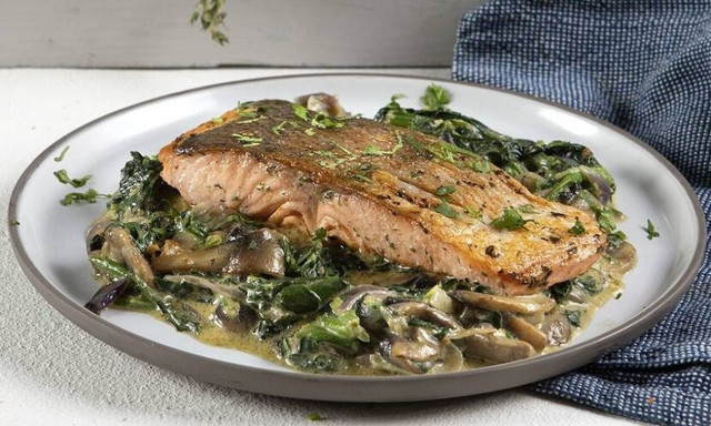 Πεντανόστιμος σολομός με σάλτσα μουστάρδας - Συνταγή του Άκη Πετρετζίκη