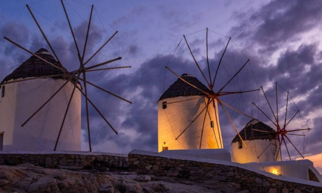 Μύκονος: «Ντου» της Αστυνομίας σε υπαίθριο πάρτι στα Ματογιάννια