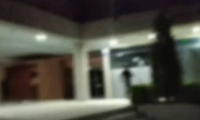 Νέα Ιωνία: Καρέ - καρέ η επίθεση με βαριοπούλες σε εισπρακτική εταιρεία