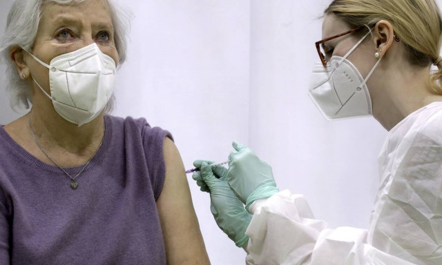 Λιγότερη ελευθερία για τους ανεμβολίαστους, προειδοποιεί στενός συνεργάτης της Μέρκελ