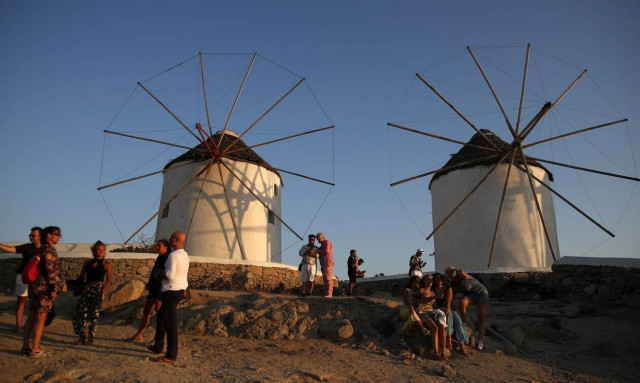 Σήμερα κληρώνει για τη Μύκονο -  Οι ανησυχίες και για άλλα νησιά και η στρατηγική της κυβέρνησης