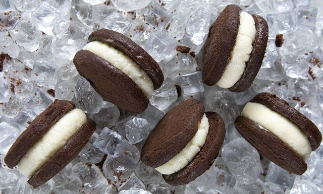 Σάντουιτς με σπιτικό παγωτό βανίλια - Συνταγή του Άκη Πετρετζίκη