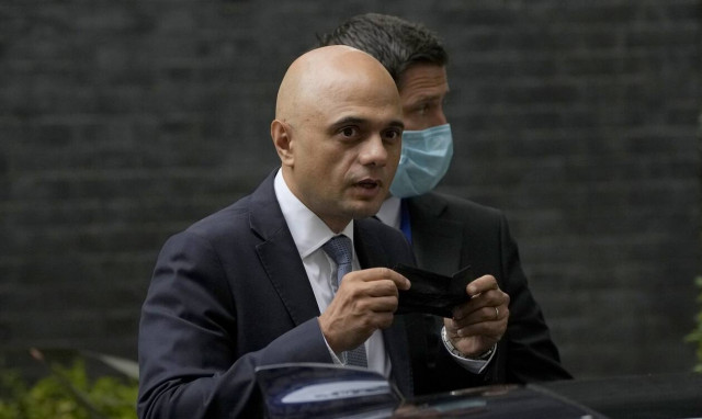 Γκάφα με tweet του υπουργού Υγείας στη Βρετανία: Τι έγραψε για την Covid-19