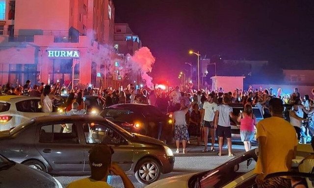 Κρίση στην Τυνησία: Οχήματα του στρατού περικύκλωσαν το κοινοβούλιο - Στους δρόμους οι πολίτες