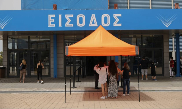 Παπαευαγγέλου στο Newsbomb.gr: Γιατί θα εμβολιάζονται οι 12-15 – Πώς πήρε την απόφαση η Επιτροπή