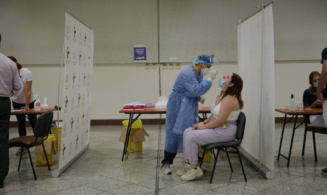 Αυξημένο ιικό φορτίο σε όλο και μικρότερες ηλικίες - Τι δείχνουν τα rapid test του ΕΟΔΥ