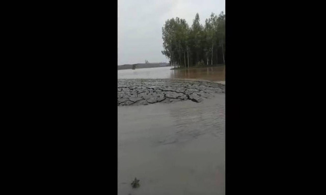 Ινδία: Η τρομακτική στιγμή που το έδαφος ανυψώνεται τρία μέτρα (video)