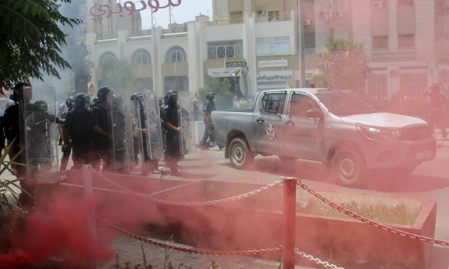 H Τυνησία σε κρίση: Ένταση μετά την αποπομπή της κυβέρνησης- Καταγγέλλουν πραξικόπημα του προέδρου