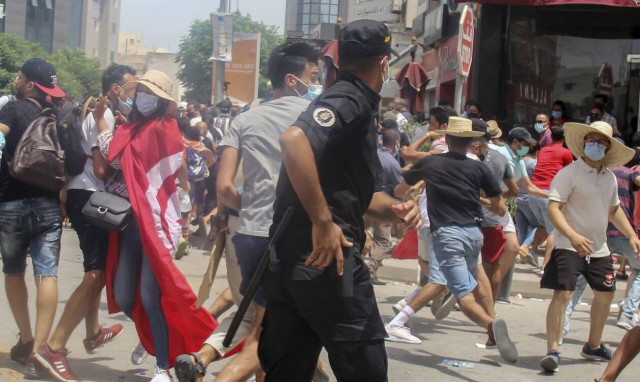 Κρίση στην Τυνησία μετά την αποπομπή του πρωθυπουργού και την αναστολή του κοινοβουλίου