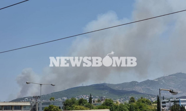 Φωτιά στη Σταμάτα: «Πνίγονται» από τον καπνό τα βόρεια προάστια