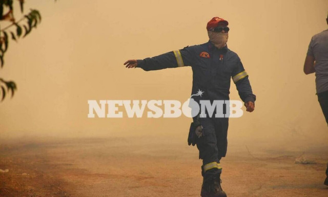 Wildfire in Stamata raging; more firefighting forces in the area