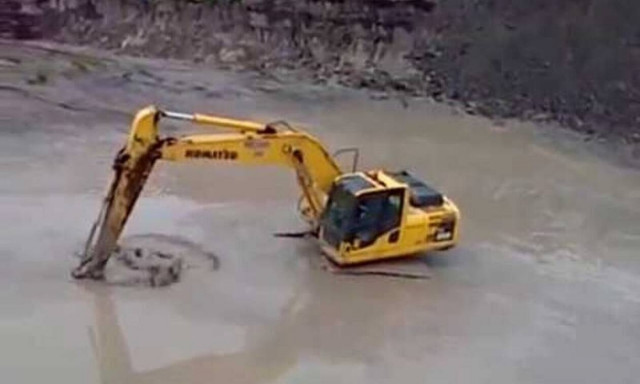 Εκσκαφέας έπιασε κροκόδειλο στις «δαγκάνες» του και γίνεται… χαμός!