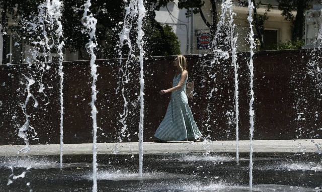 Καύσωνας: Οδηγίες του υπουργείου Υγείας για προστασία από τις υψηλές θερμοκρασίες