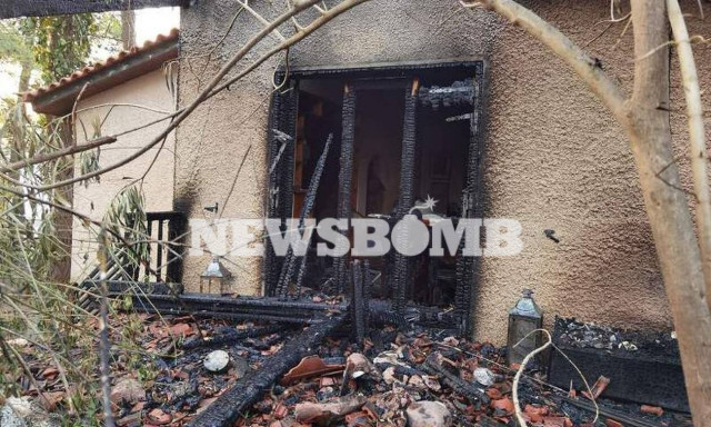 Οδοιπορικό Newsbomb.gr στη Σταμάτα: Παντού στάχτη και καταστροφή - Καμένα σπίτια και αυτοκίνητα